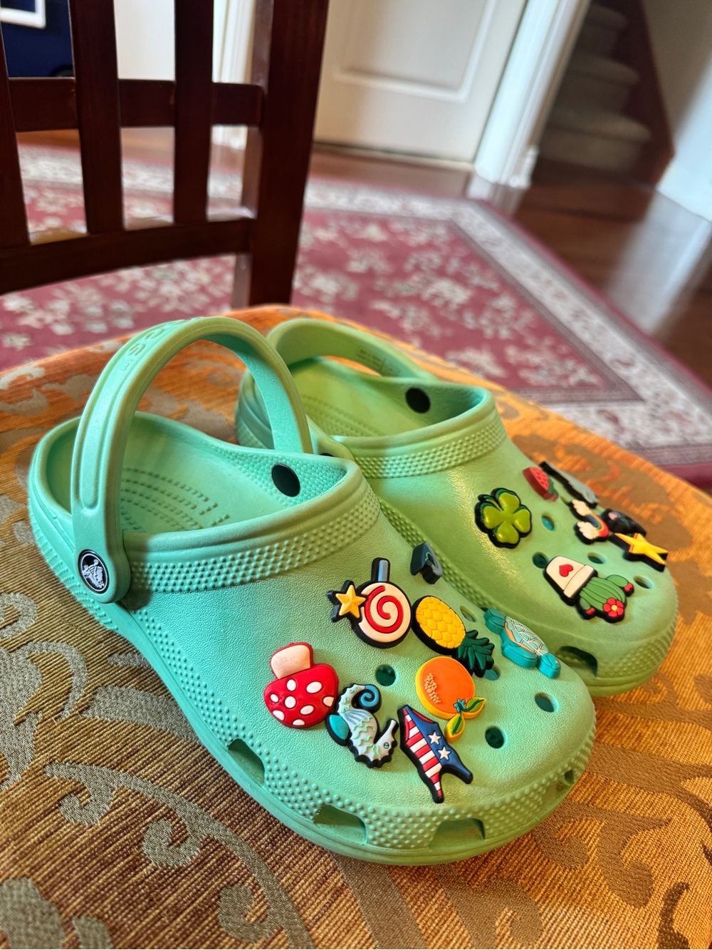 Crocs Classic Clog Green J4 (Women’s 6) w/ Jibbitz Charms